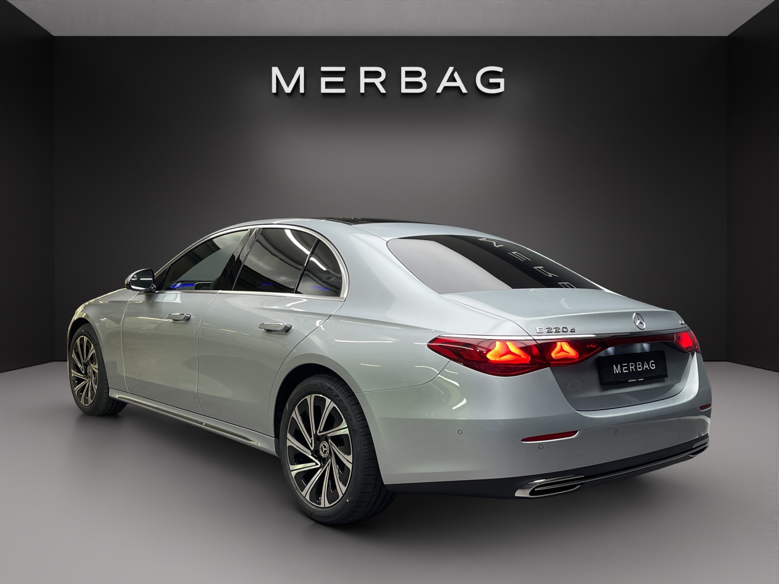 MERCEDES-BENZ E 220 d 4Matic-image-3