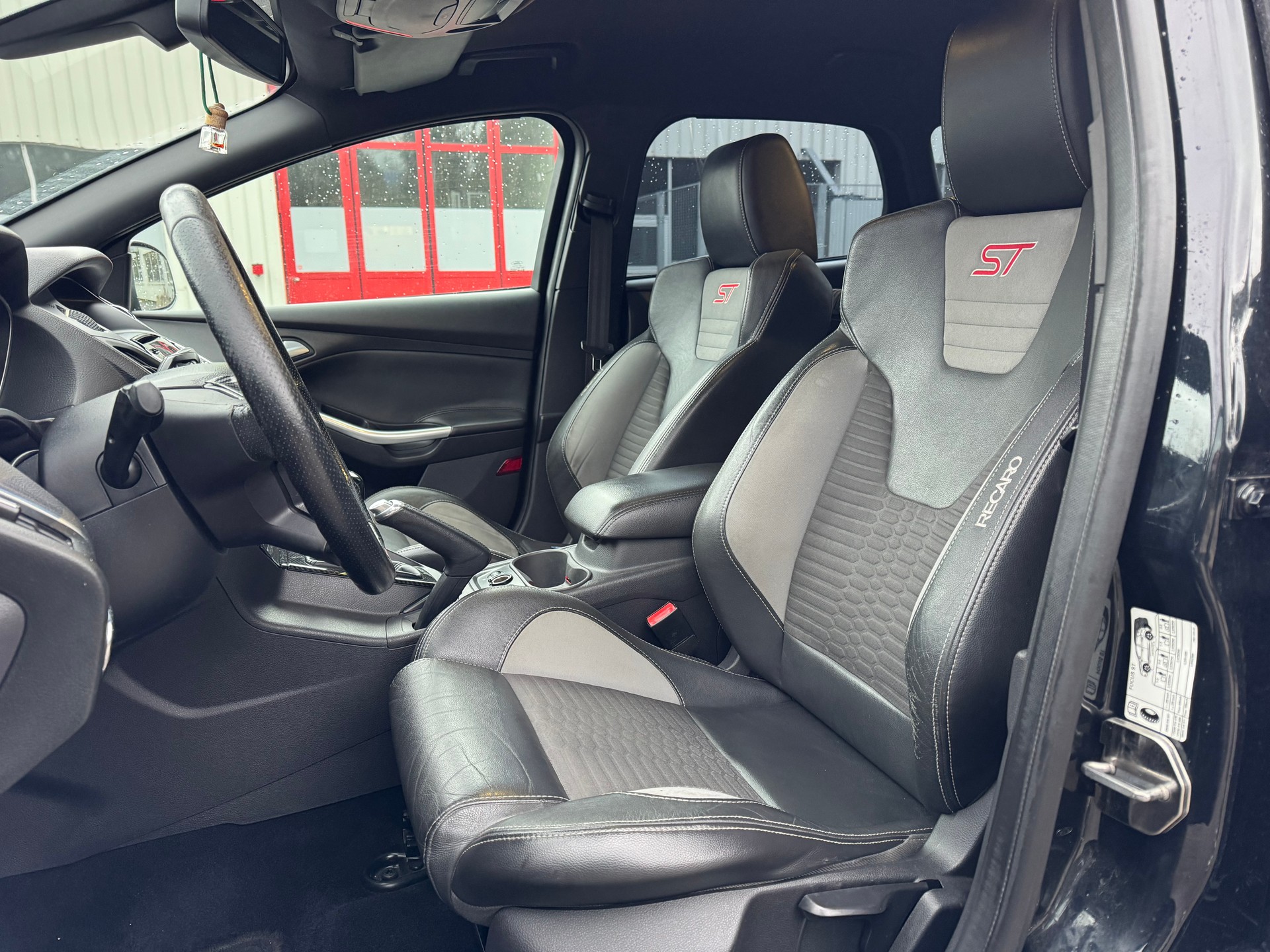 FORD Focus 2.0 SCTi ST-3-image-6