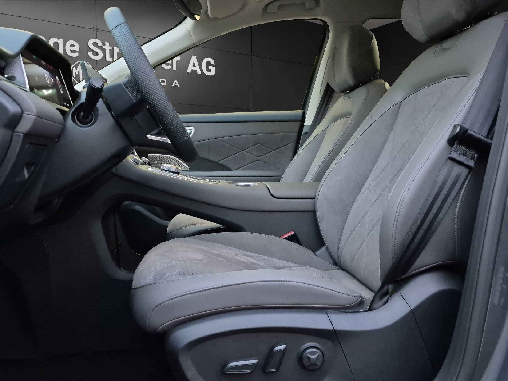 MG S6 EV 77 kWh Luxury 4WD-image-9