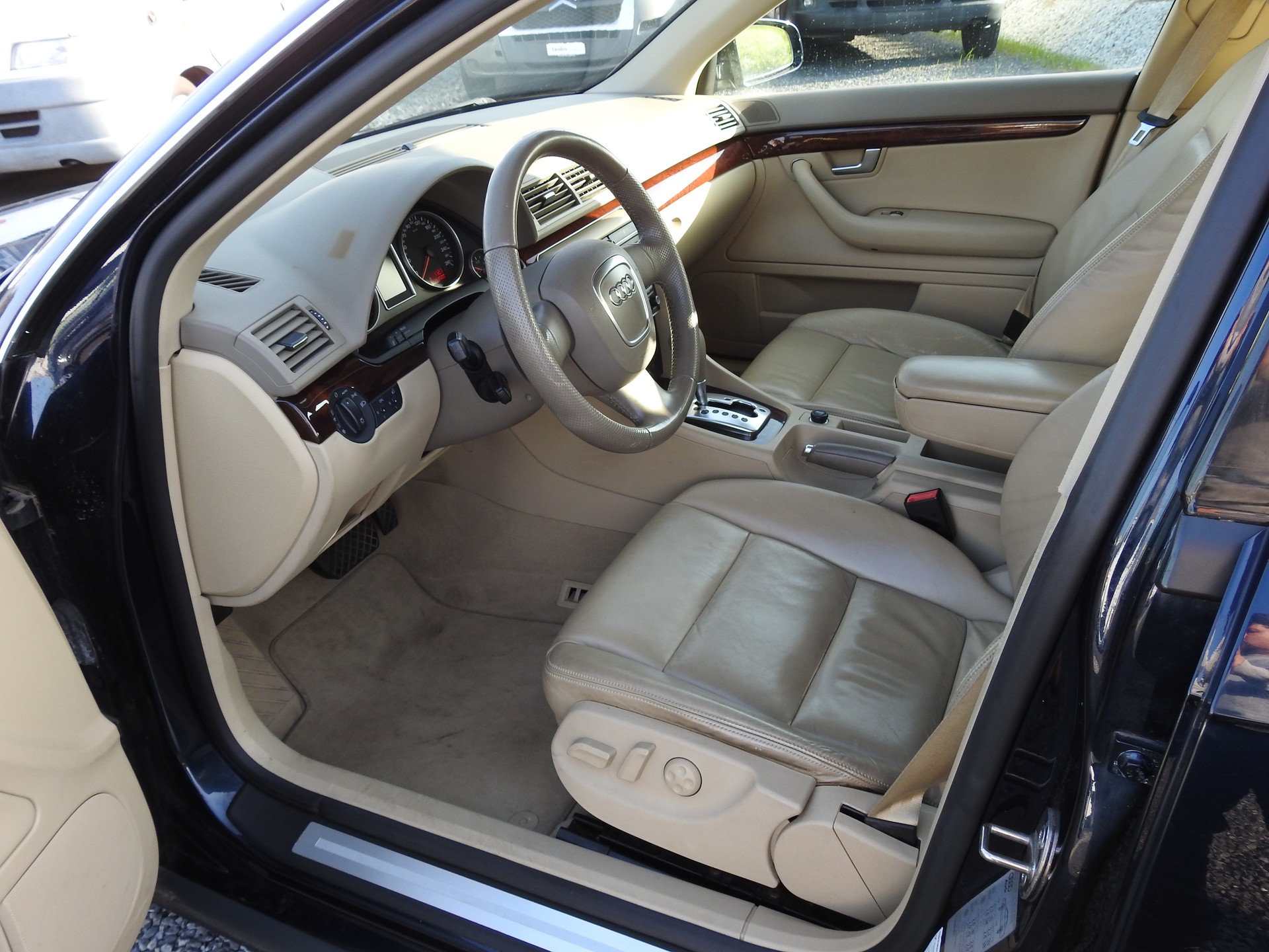 AUDI A4 Limousine 3.2 FSI quattro-image-12