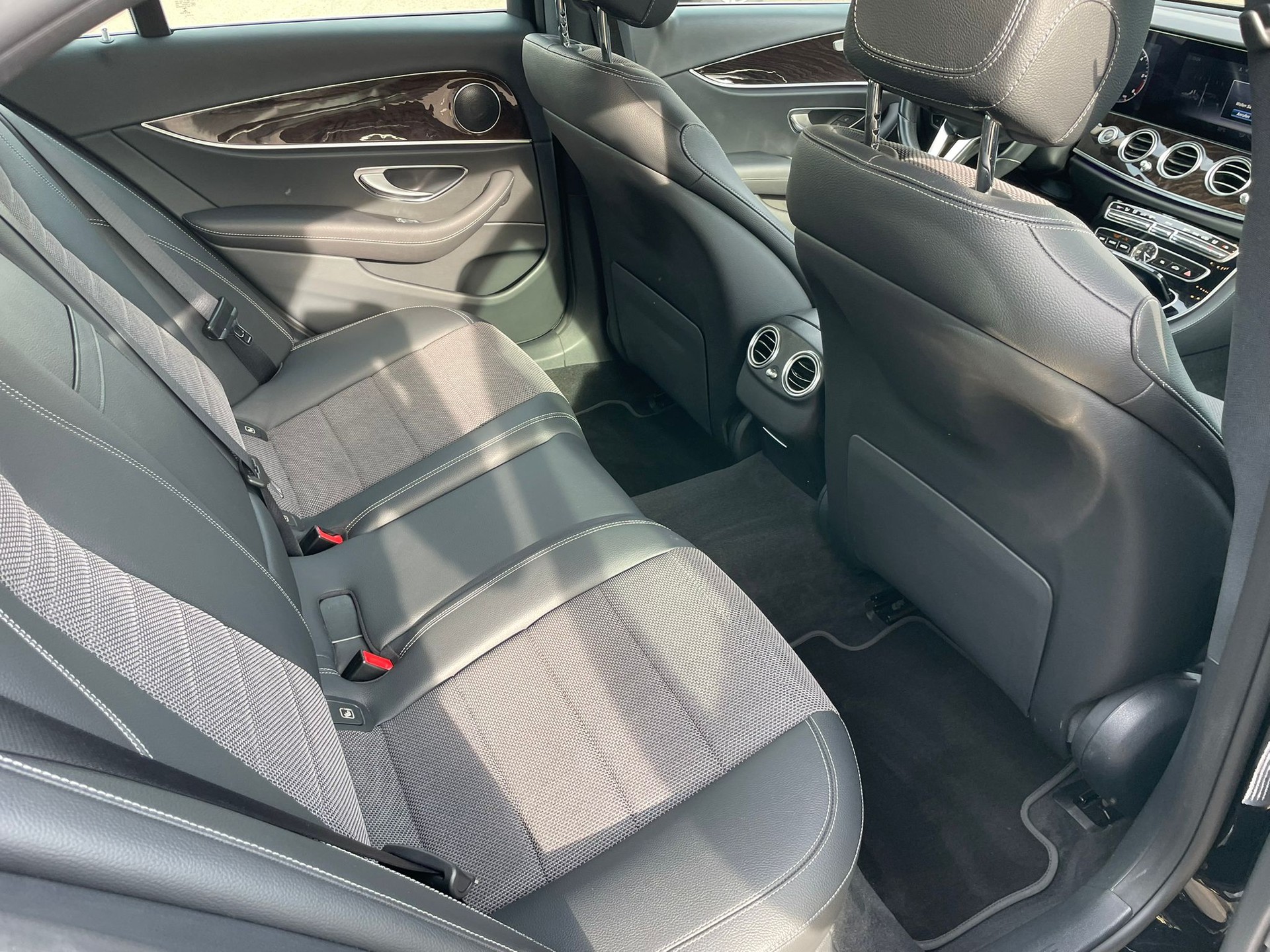MERCEDES-BENZ E 220 d Avantgarde 9G-Tronic-image-12
