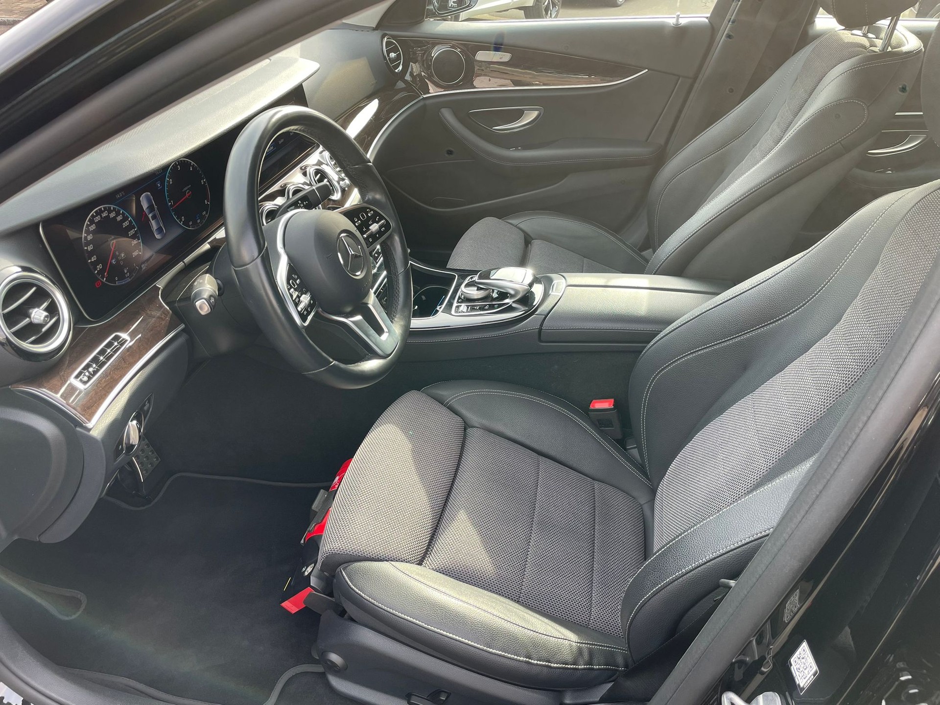 MERCEDES-BENZ E 220 d Avantgarde 9G-Tronic-image-9