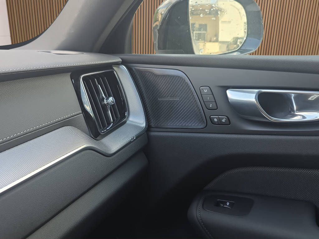 VOLVO XC60 2.0 B5 MH Black Edition AWD-image-18