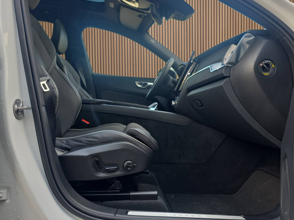 VOLVO XC60 2.0 B5 MH Black Edition AWD-image-13