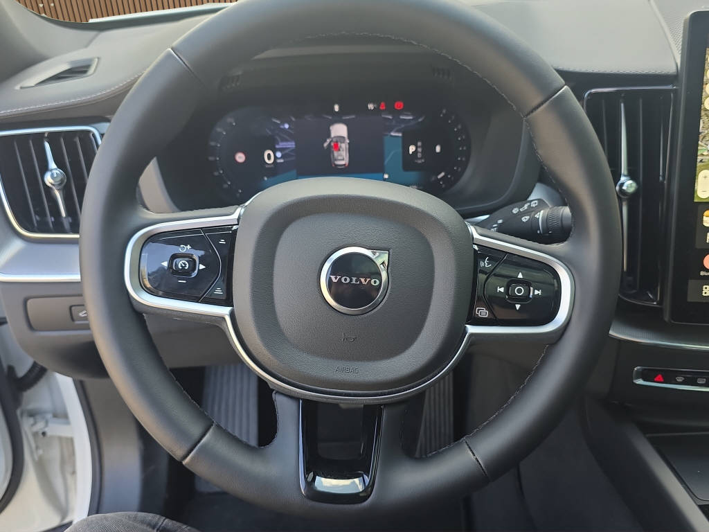 VOLVO XC60 2.0 B5 MH Black Edition AWD-image-15