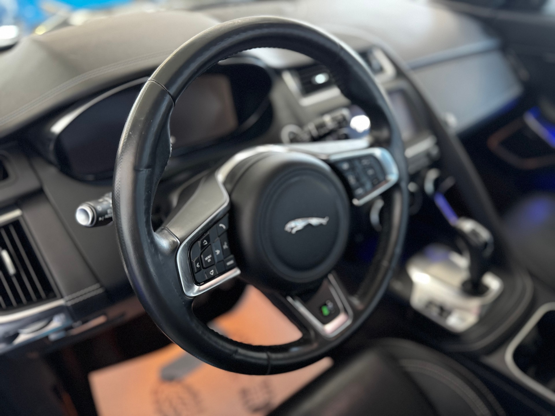 JAGUAR E-Pace 2.0 P250 R-Dynamic SE AWD Automatik-image-11