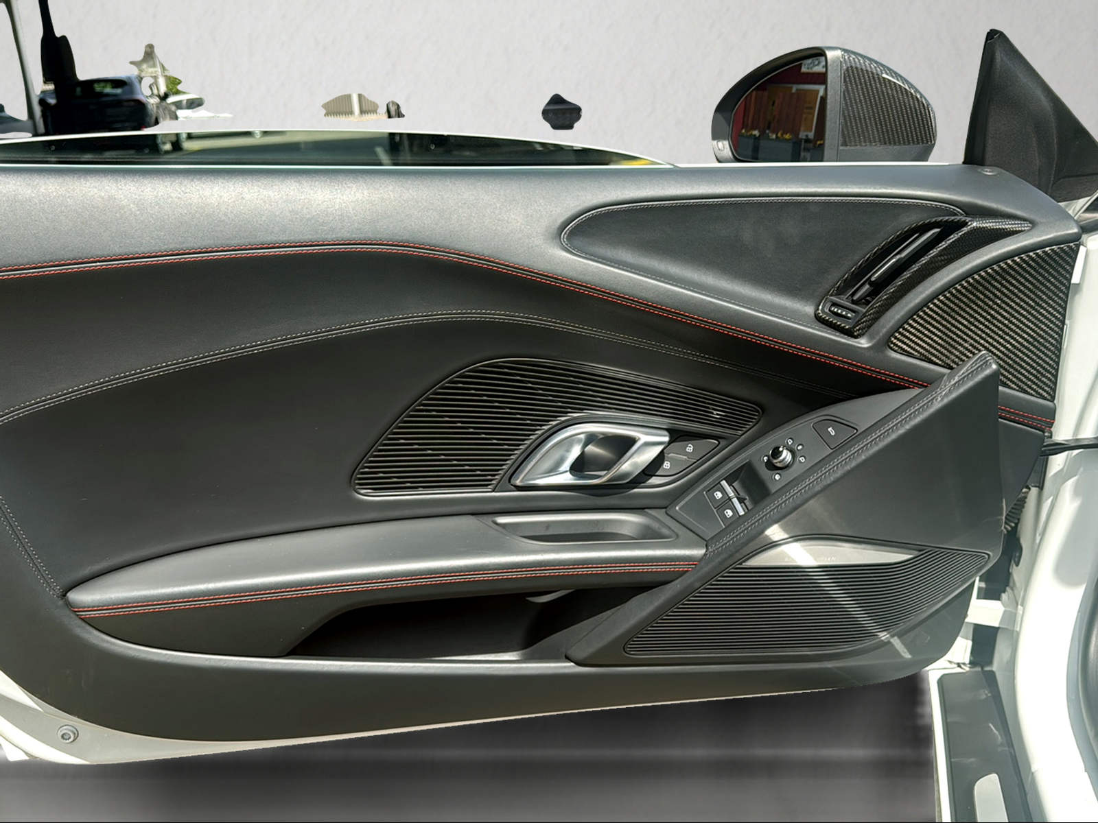 AUDI R8 Spyder 5.2 S-Tronic-image-15