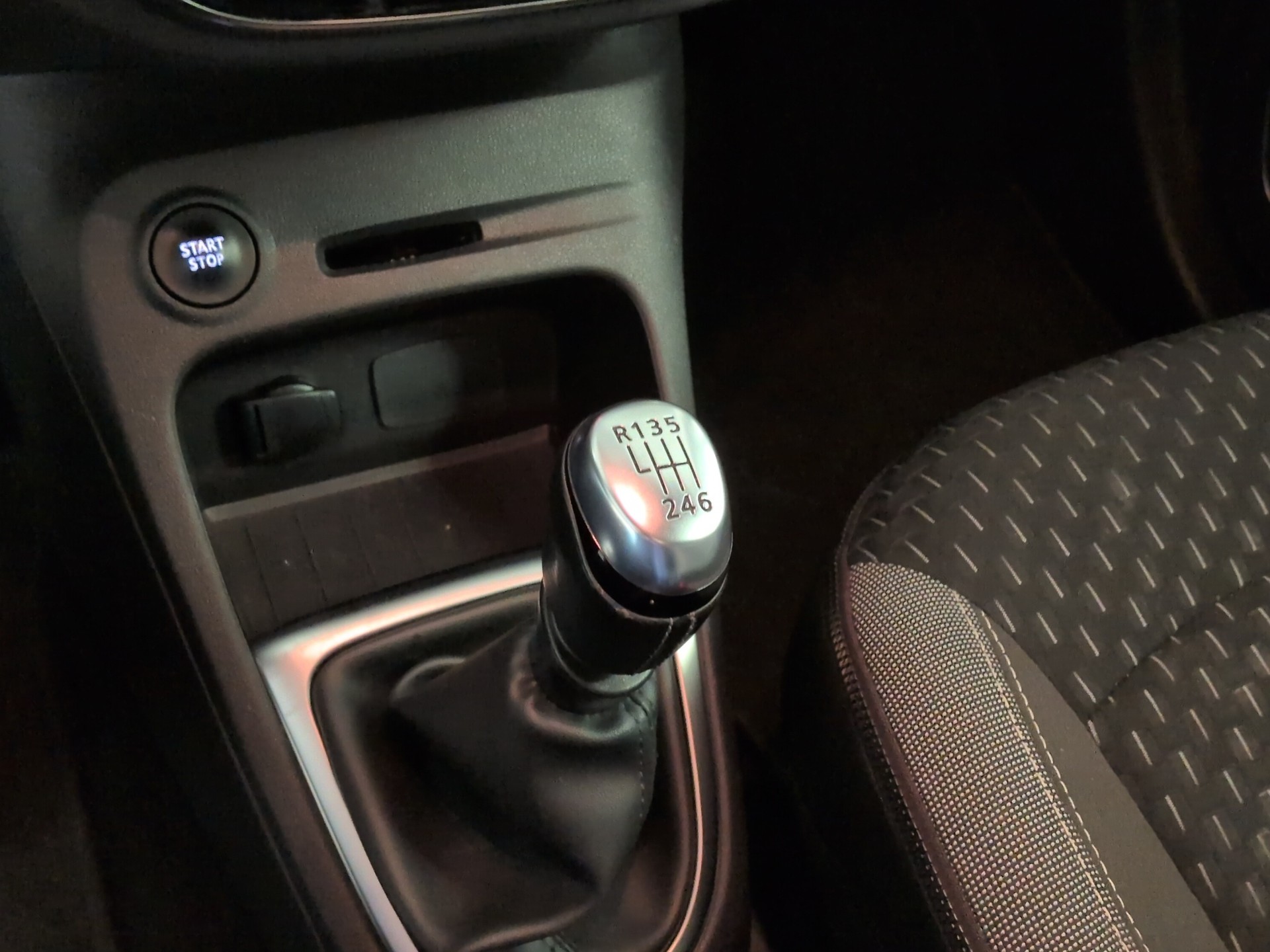 RENAULT Captur 1.2 T 16V Intens-image-11