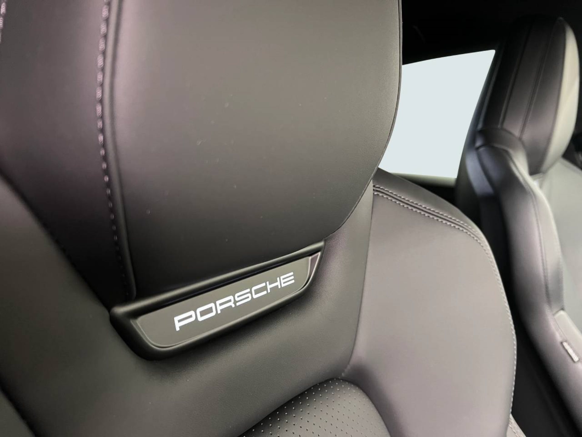 PORSCHE Macan 4S-image-21