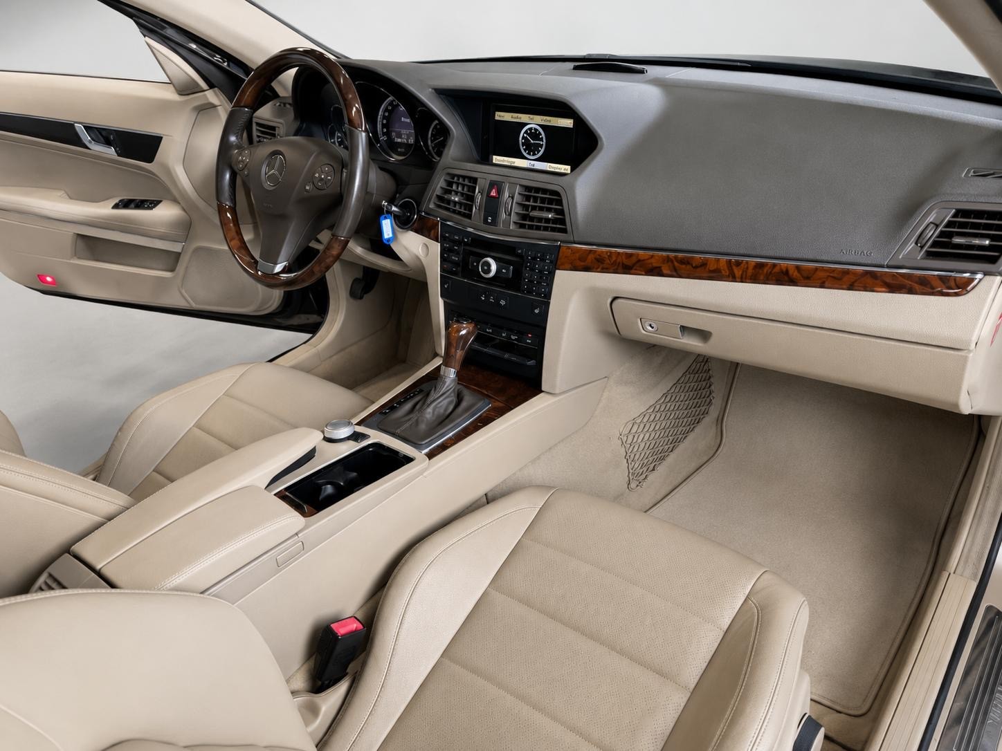MERCEDES-BENZ E 350 CGI BlueEfficiency 7G-Tronic-image-12