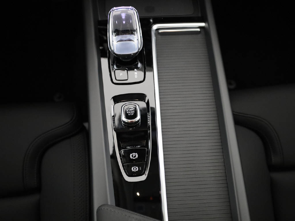 VOLVO XC60 2.0 T6 TE Plus Dark eAWD-image-4