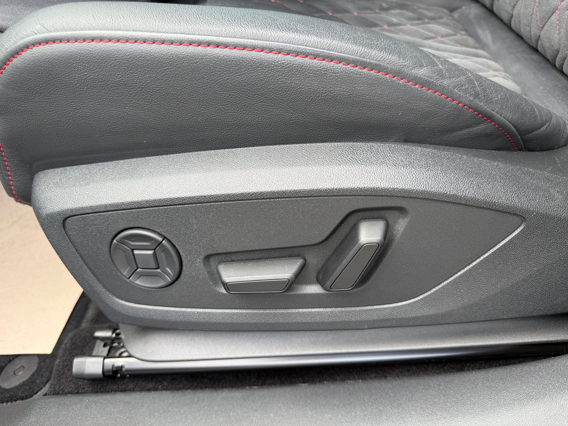 AUDI Q4 Sportback e-tron 45 Edition Swiss Ski quattro-image-9