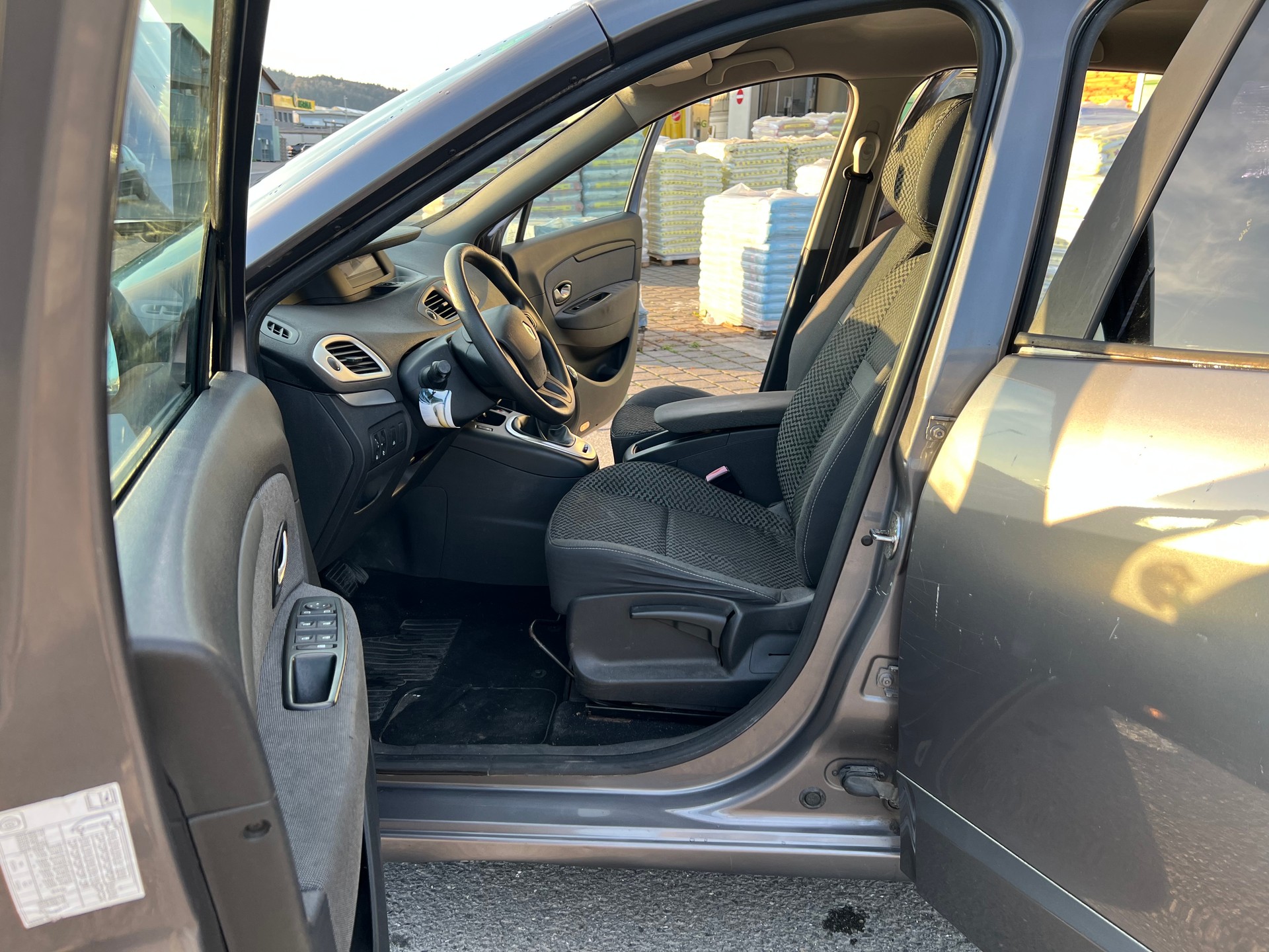 RENAULT Grand Scénic 1.4 16V Turbo Bose-image-8