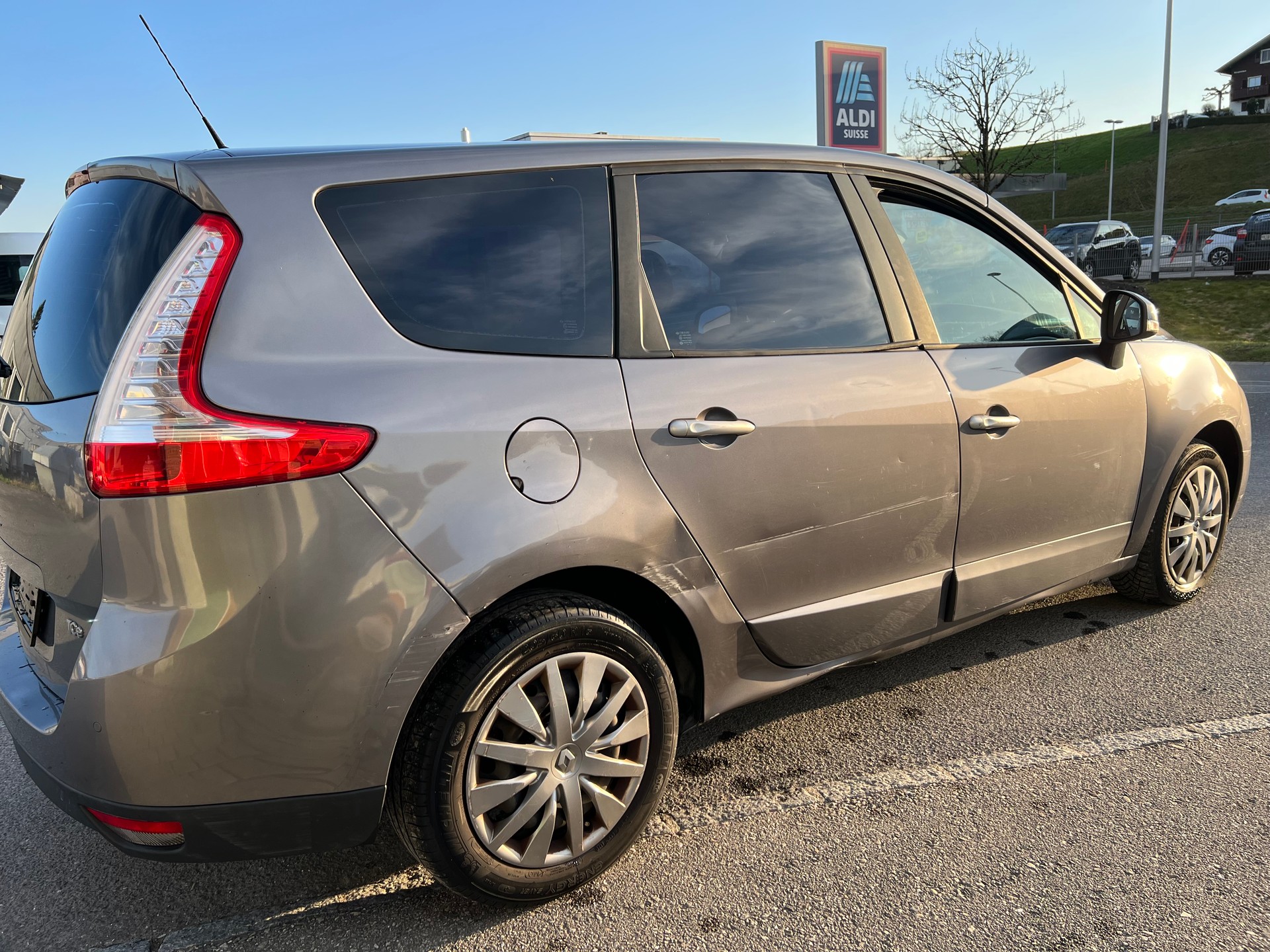 RENAULT Grand Scénic 1.4 16V Turbo Bose-image-4