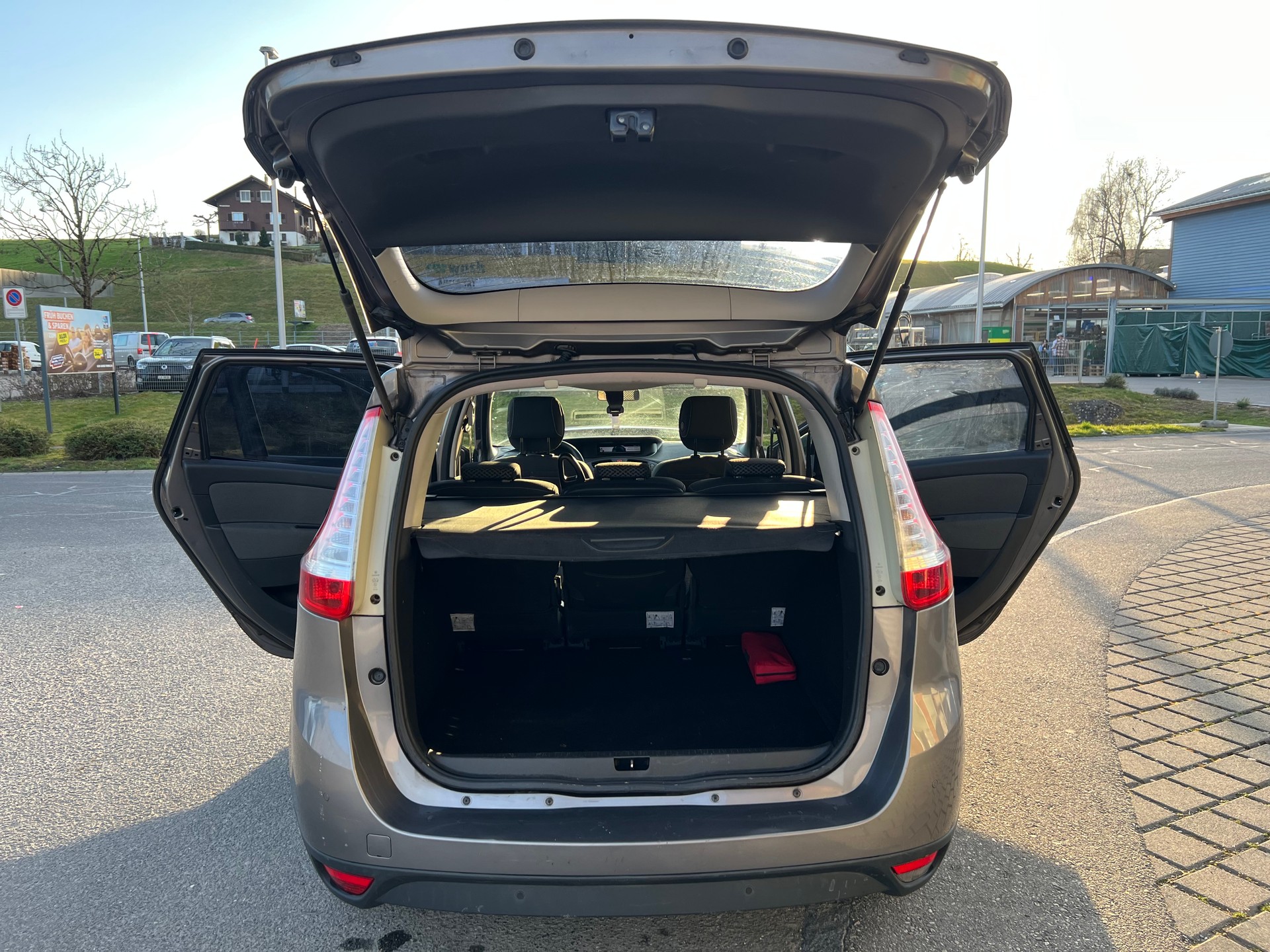 RENAULT Grand Scénic 1.4 16V Turbo Bose-image-11