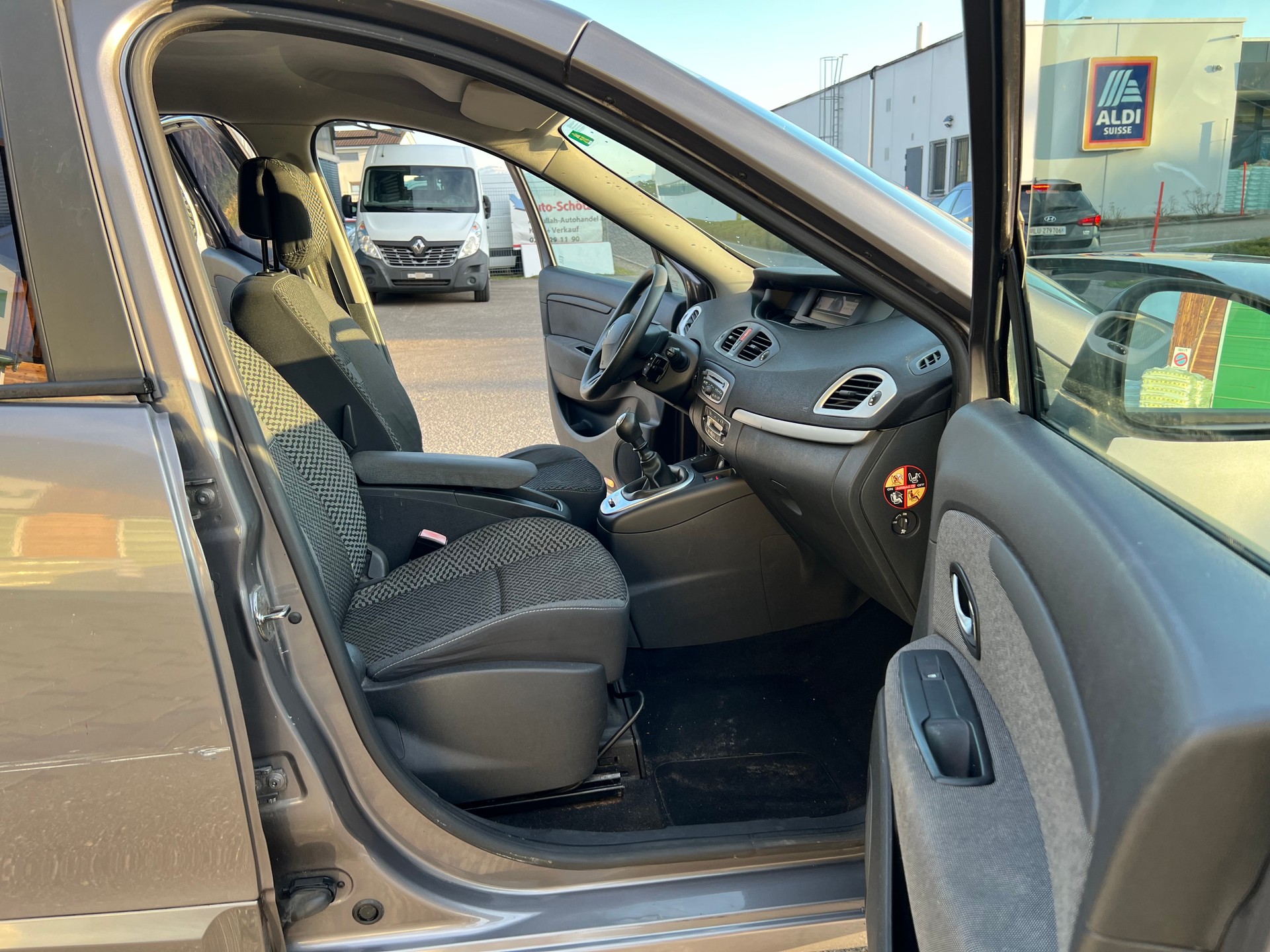RENAULT Grand Scénic 1.4 16V Turbo Bose-image-7
