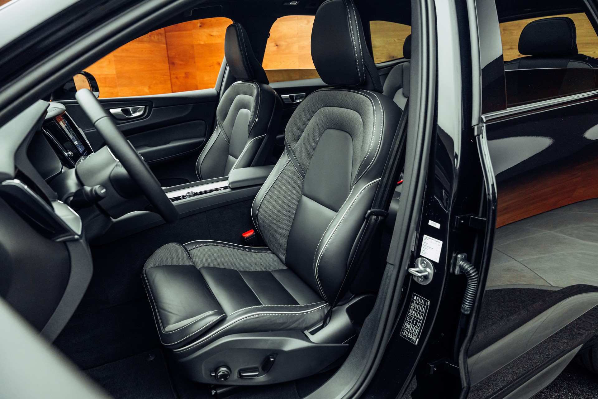 VOLVO XC60 B5 Benzin Mild Hybrid AWD Ultra Dark Geartronic-image-6