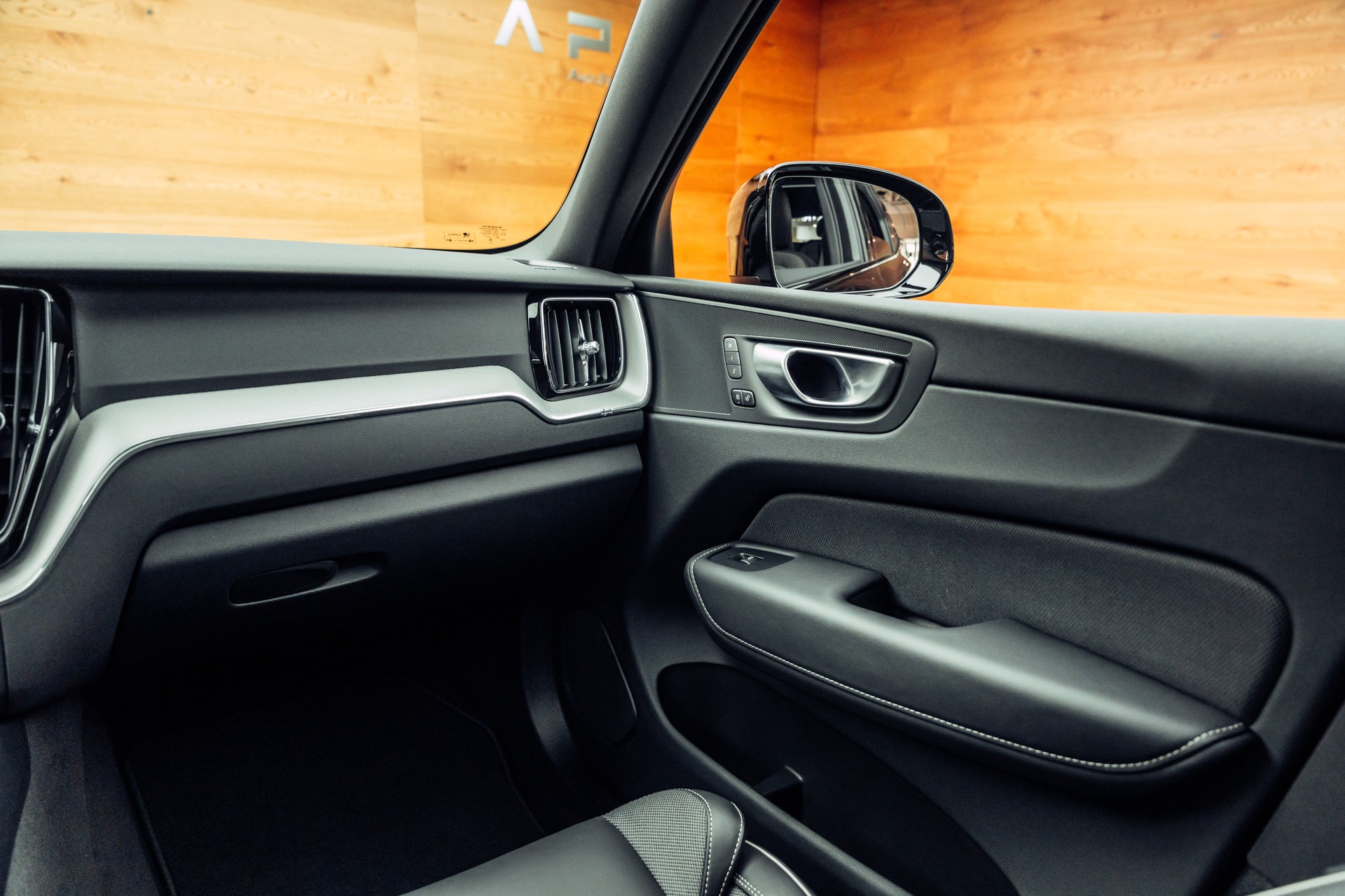 VOLVO XC60 B5 Benzin Mild Hybrid AWD Ultra Dark Geartronic-image-12