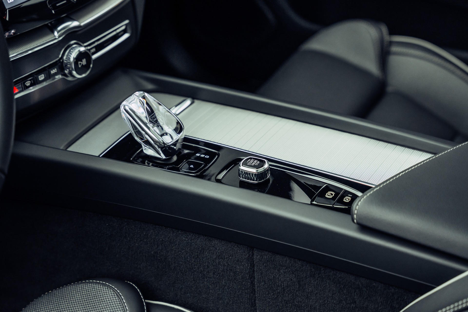 VOLVO XC60 B5 Benzin Mild Hybrid AWD Ultra Dark Geartronic-image-14