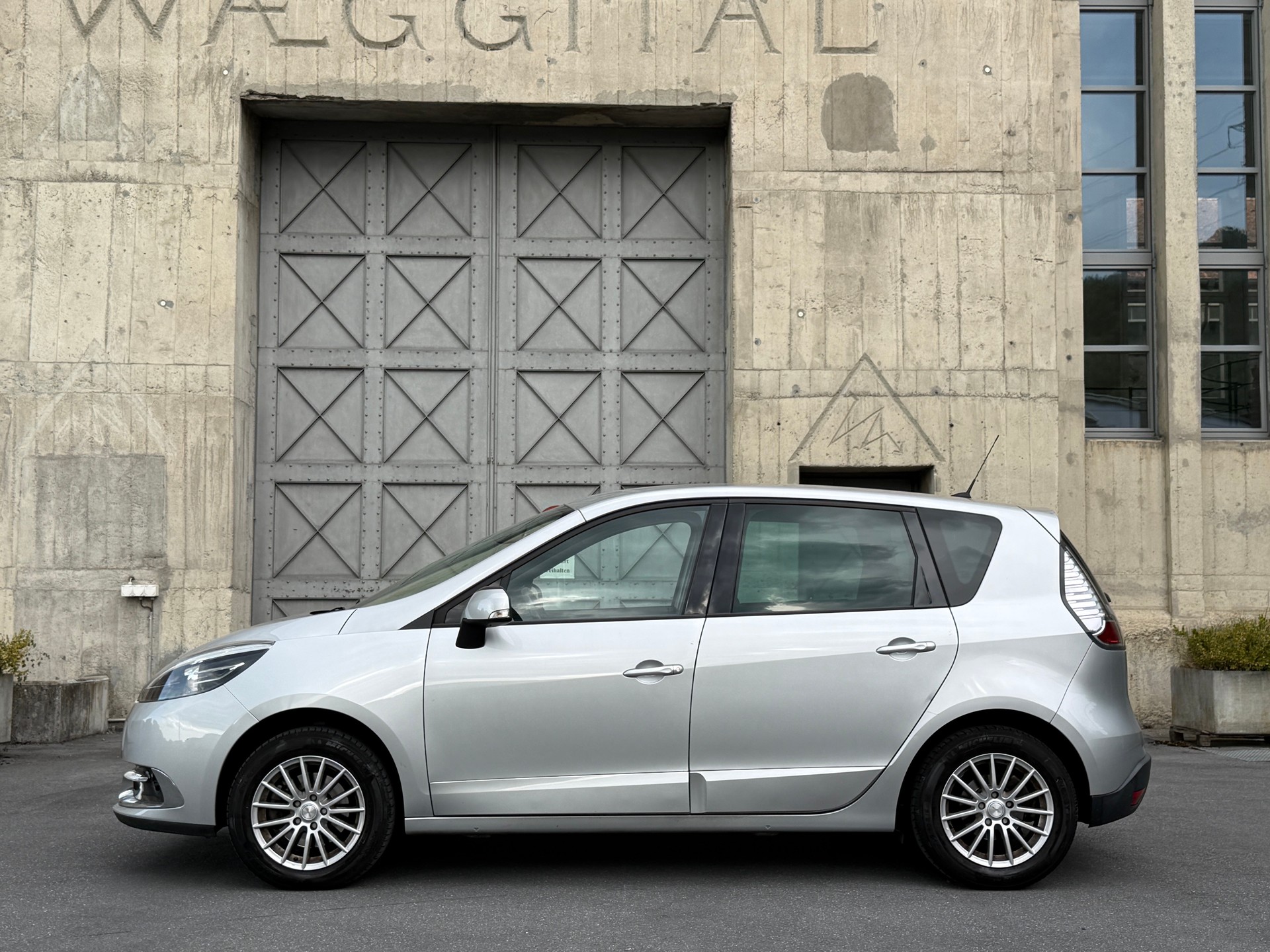 RENAULT Scénic 1.2 16V Turbo Swiss Edition-image-1