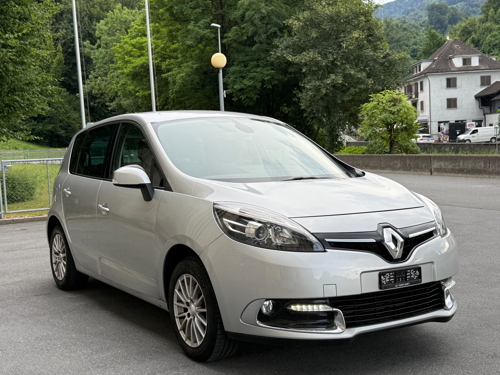 RENAULT Scénic 1.2 16V Turbo Swiss Edition-image-10