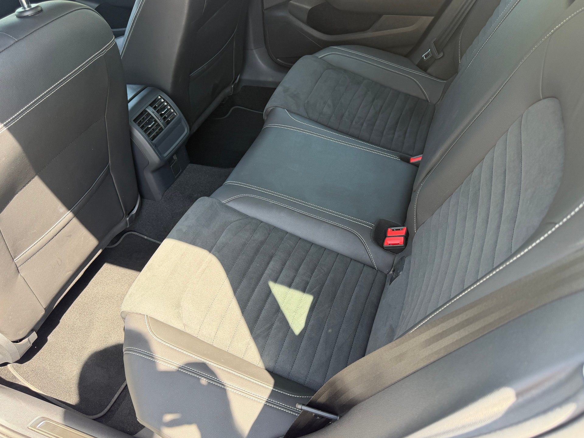VW Passat 2.0 TDI BMT Elegance 4Motion DSG-image-8