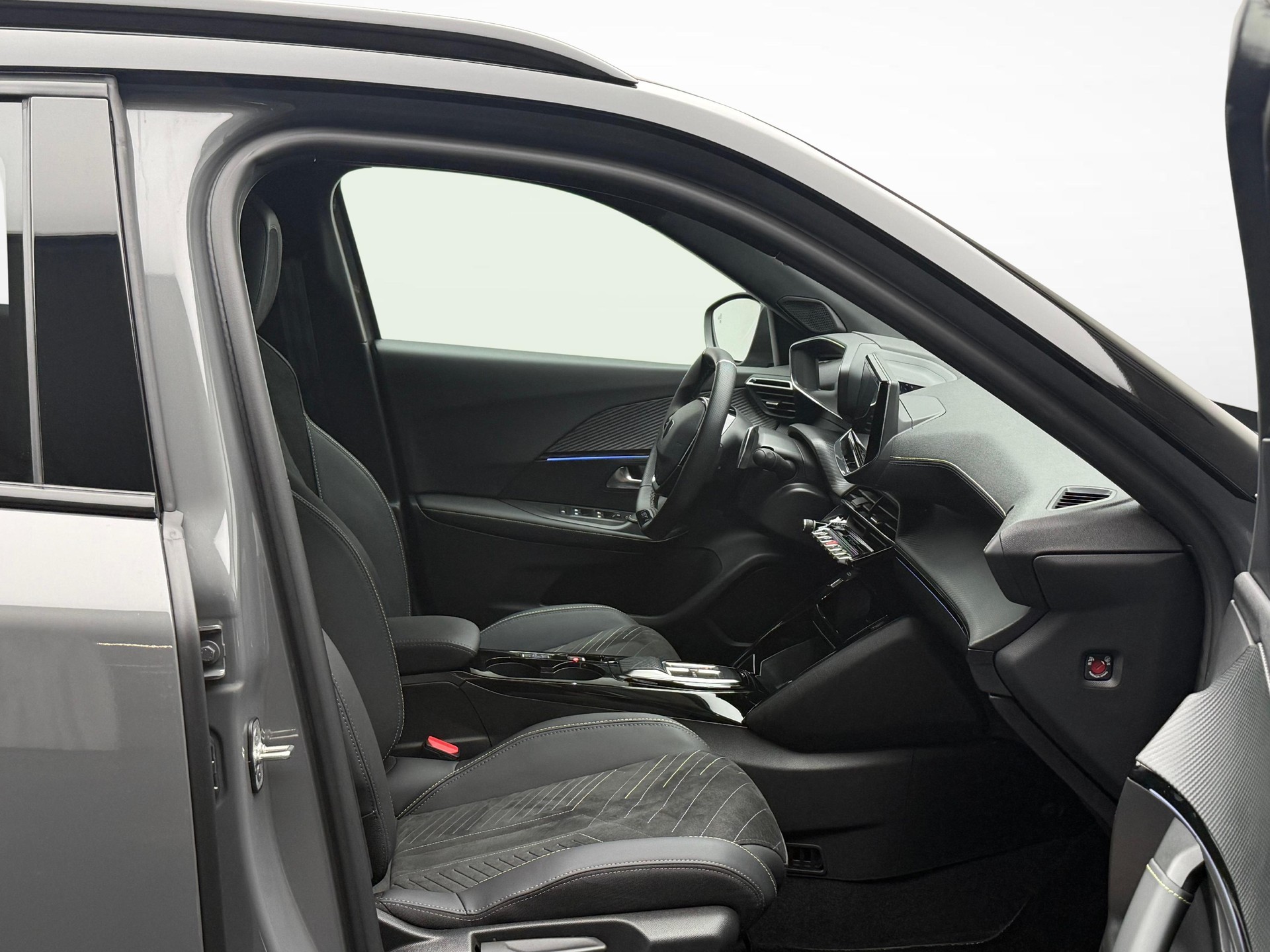 PEUGEOT 2008 1.2 Hybrid GT-image-9