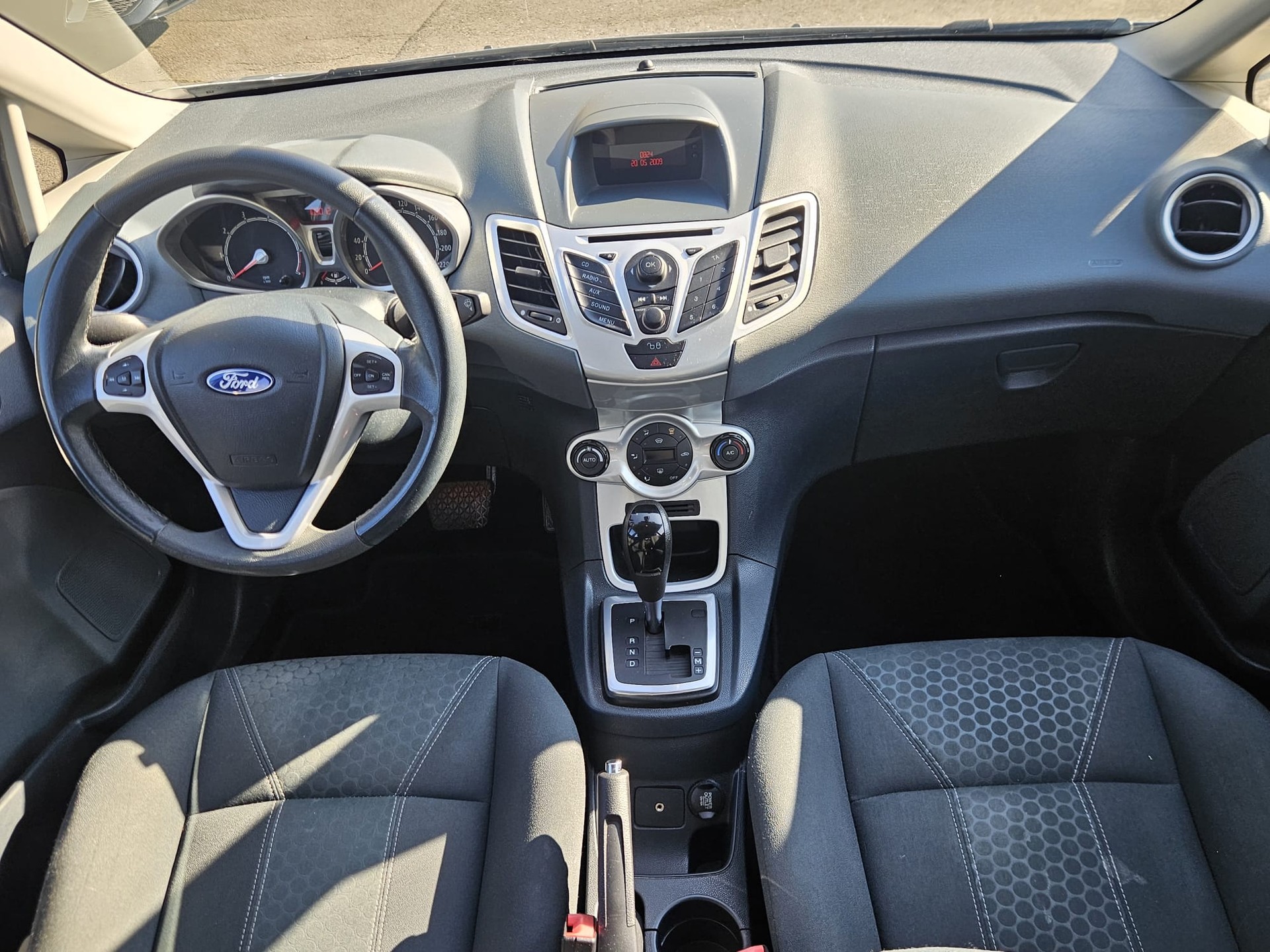 FORD Fiesta 1.4 16V Titanium Automatic-image-9