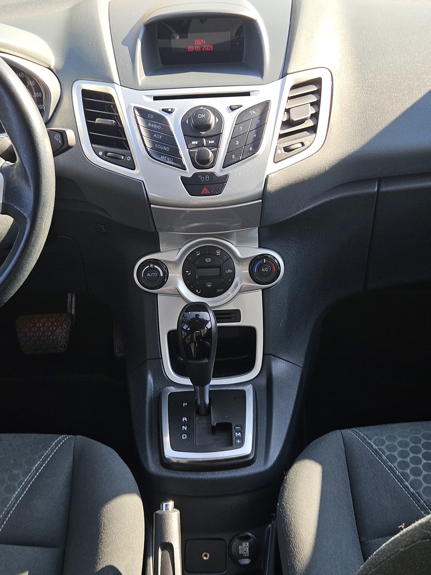 FORD Fiesta 1.4 16V Titanium Automatic-image-10
