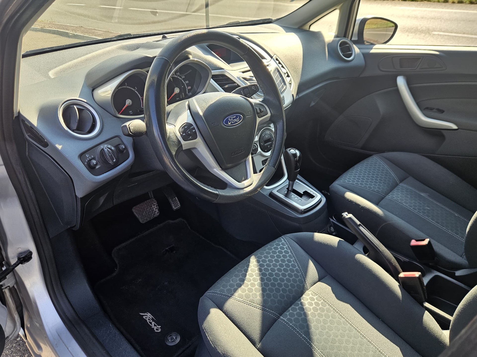 FORD Fiesta 1.4 16V Titanium Automatic-image-8