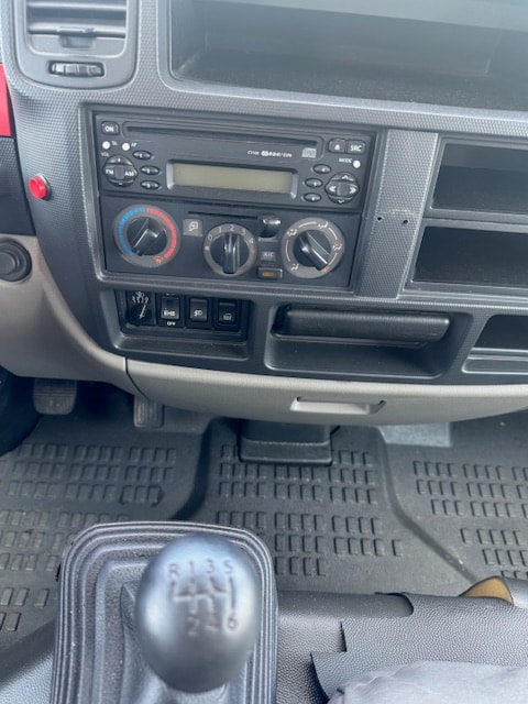 NISSAN Cabstar Comfort 35.13 **19000 km**Klima** erhöhte Seitenläde 3.5t Anhängelast Kugel und Hacken-image-13