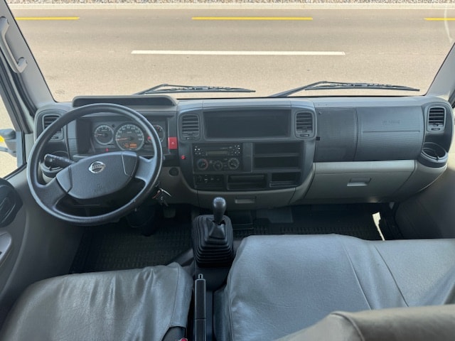 NISSAN Cabstar Comfort 35.13 **19000 km**Klima** erhöhte Seitenläde 3.5t Anhängelast Kugel und Hacken-image-11