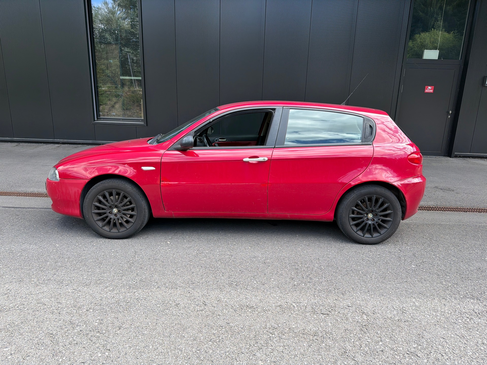 ALFA ROMEO 147 1.6 TS 16V Distinctive-image-1