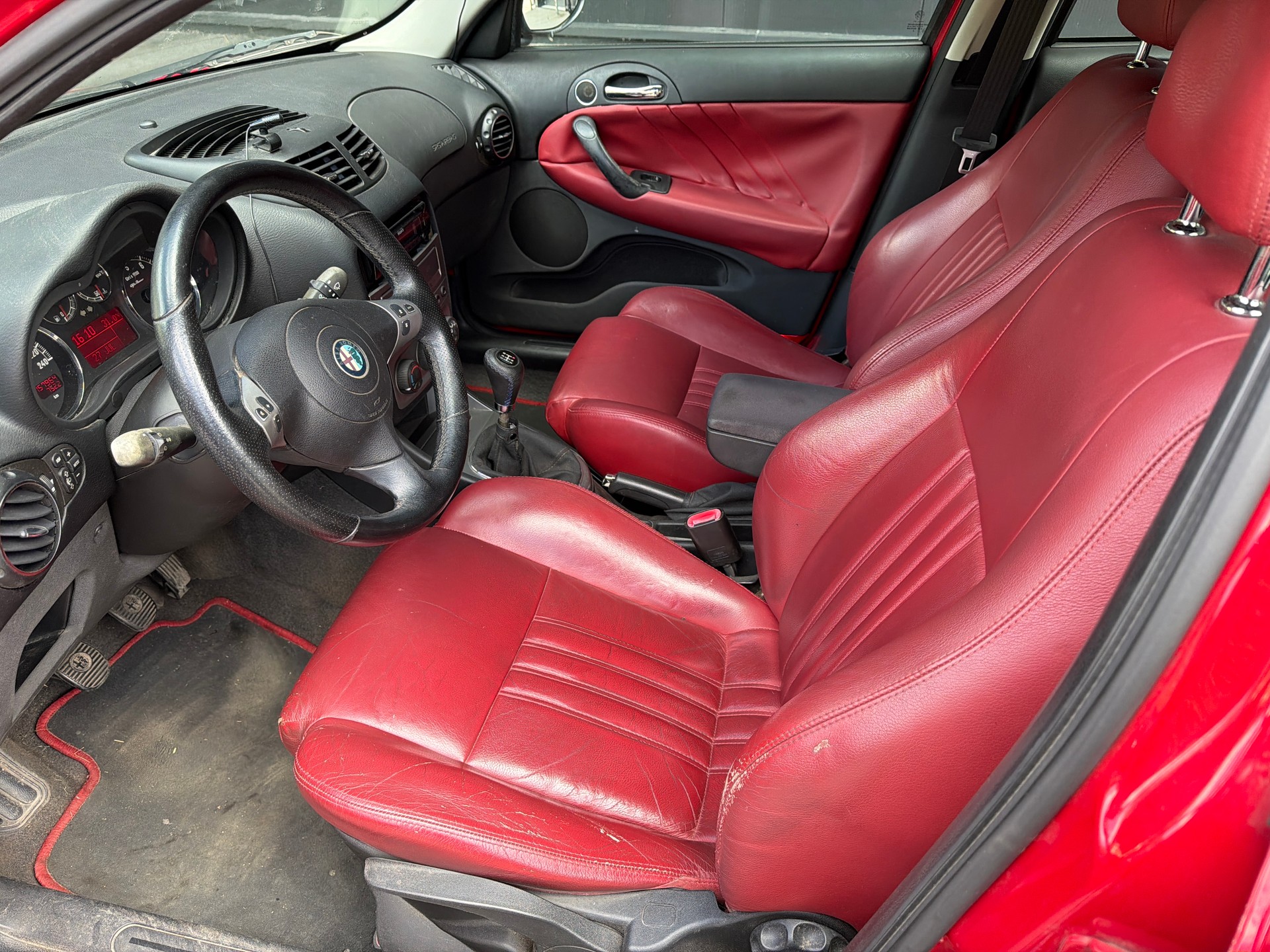 ALFA ROMEO 147 1.6 TS 16V Distinctive-image-9