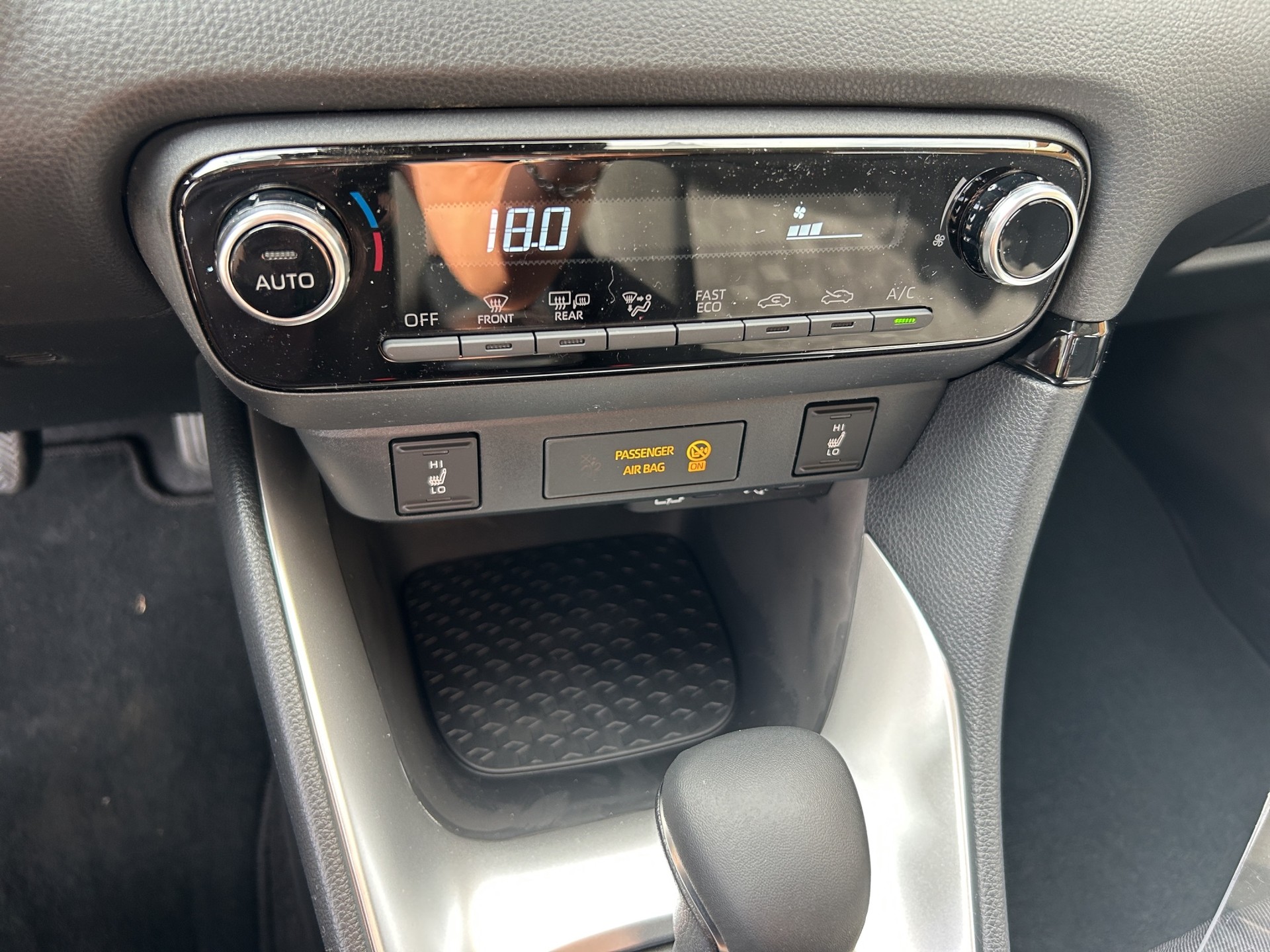 TOYOTA Yaris 1.5 Comfort e-CVT-image-12