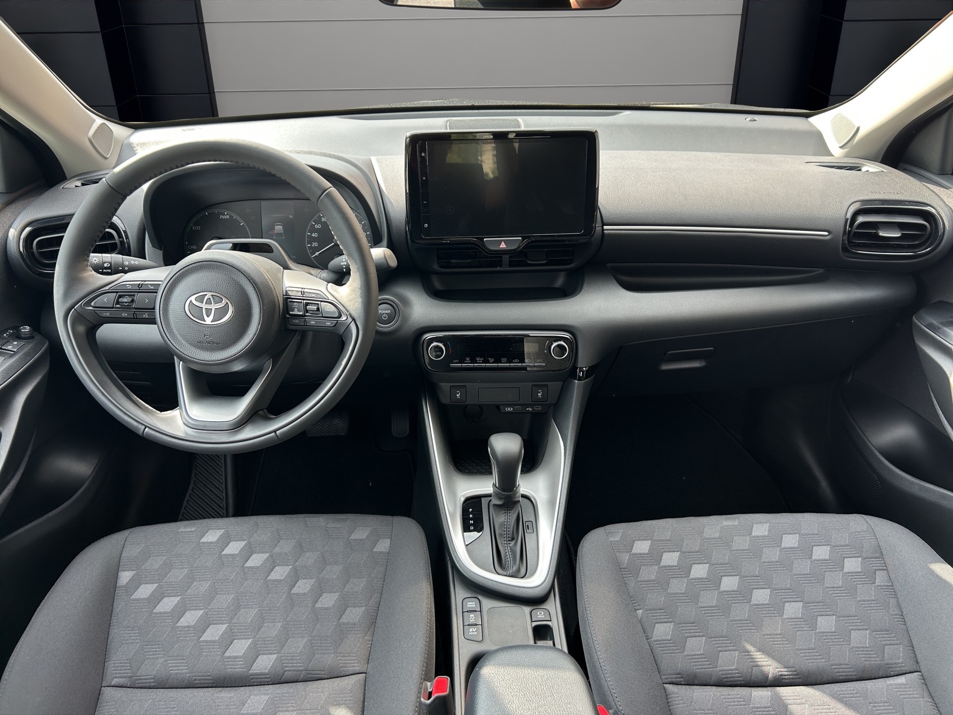 TOYOTA Yaris 1.5 Comfort e-CVT-image-8