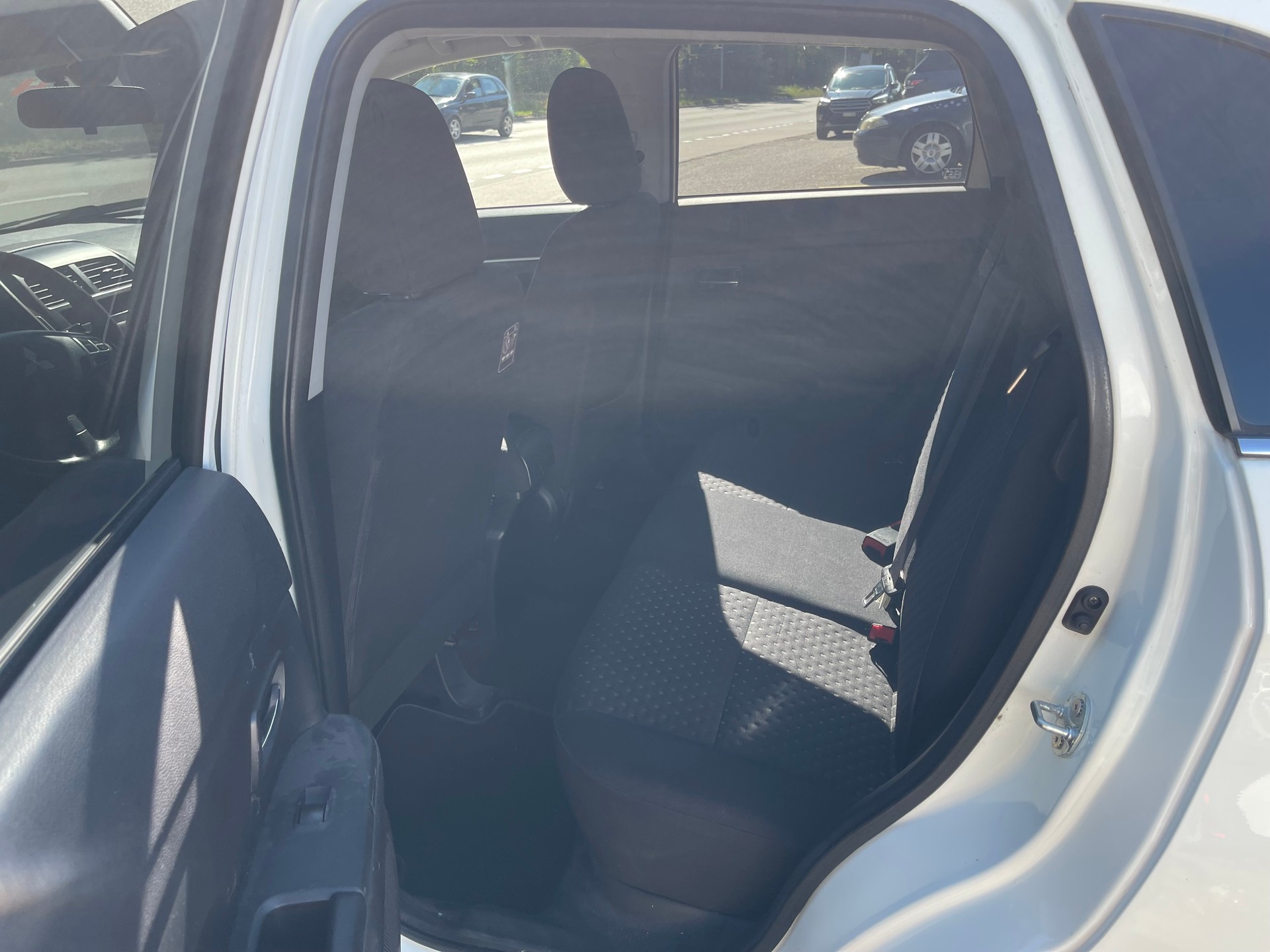MITSUBISHI ASX 1.8 DID Inform 4WD-image-8