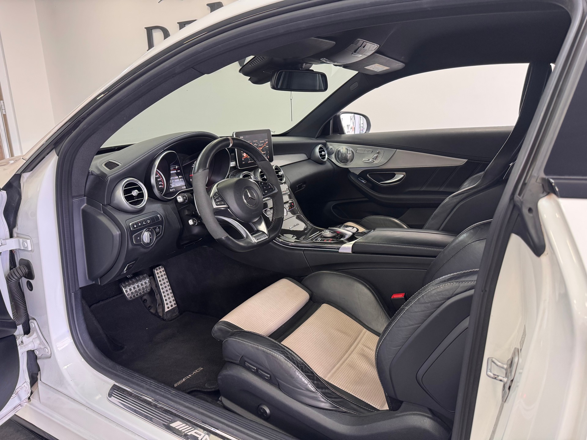 MERCEDES-BENZ C 63 S AMG Coupé Speedshift *Performance Sitze / Performance Abgasanlage / Carbon / Burmester / Keyless / LED ILS*-image-6