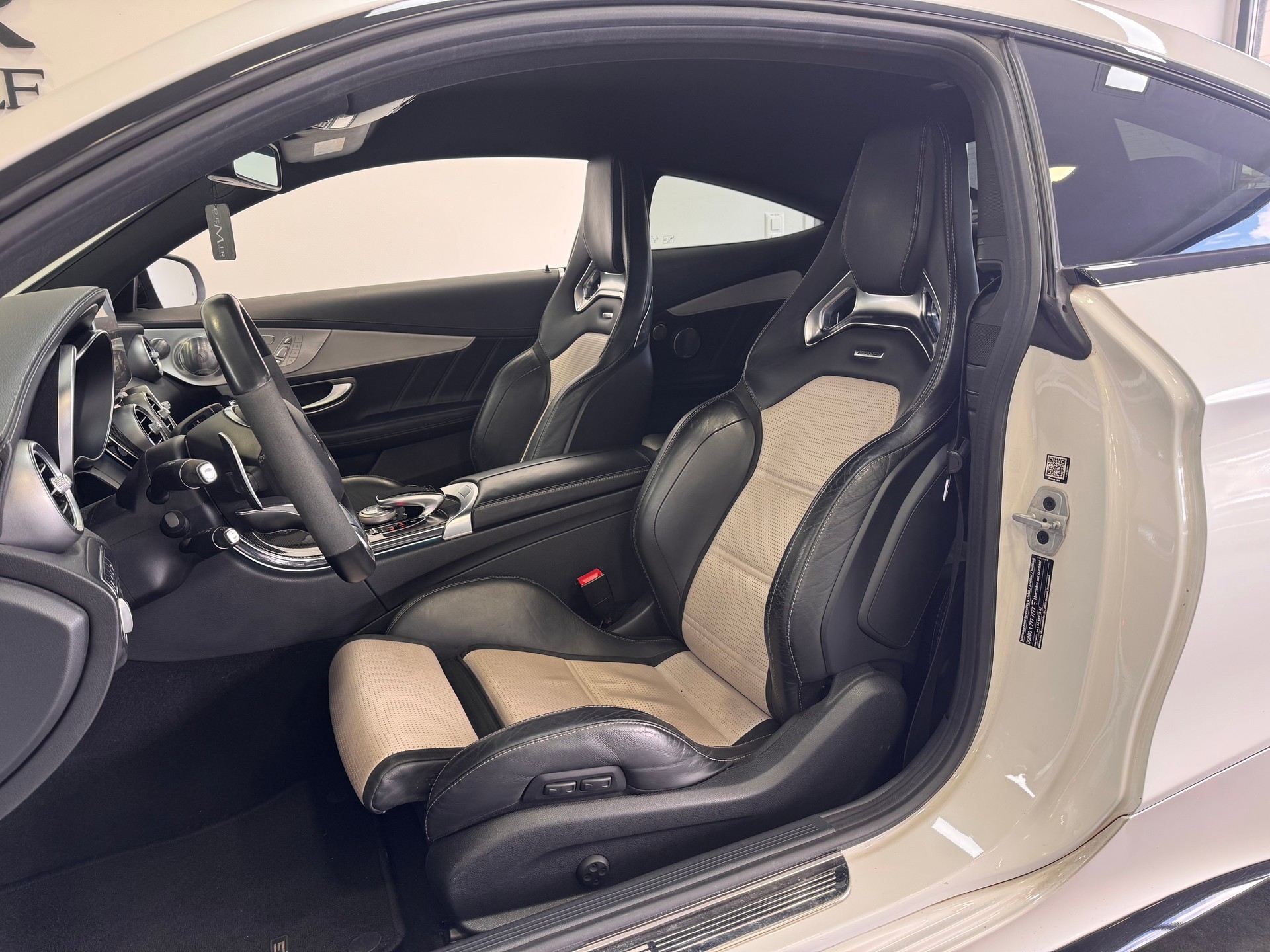 MERCEDES-BENZ C 63 S AMG Coupé Speedshift *Performance Sitze / Performance Abgasanlage / Carbon / Burmester / Keyless / LED ILS*-image-7