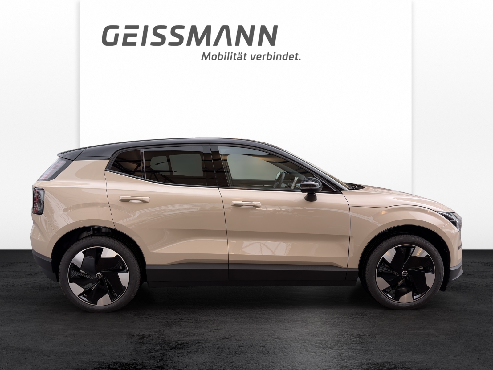 VOLVO EX30 E60 Plus-showroom-element-3