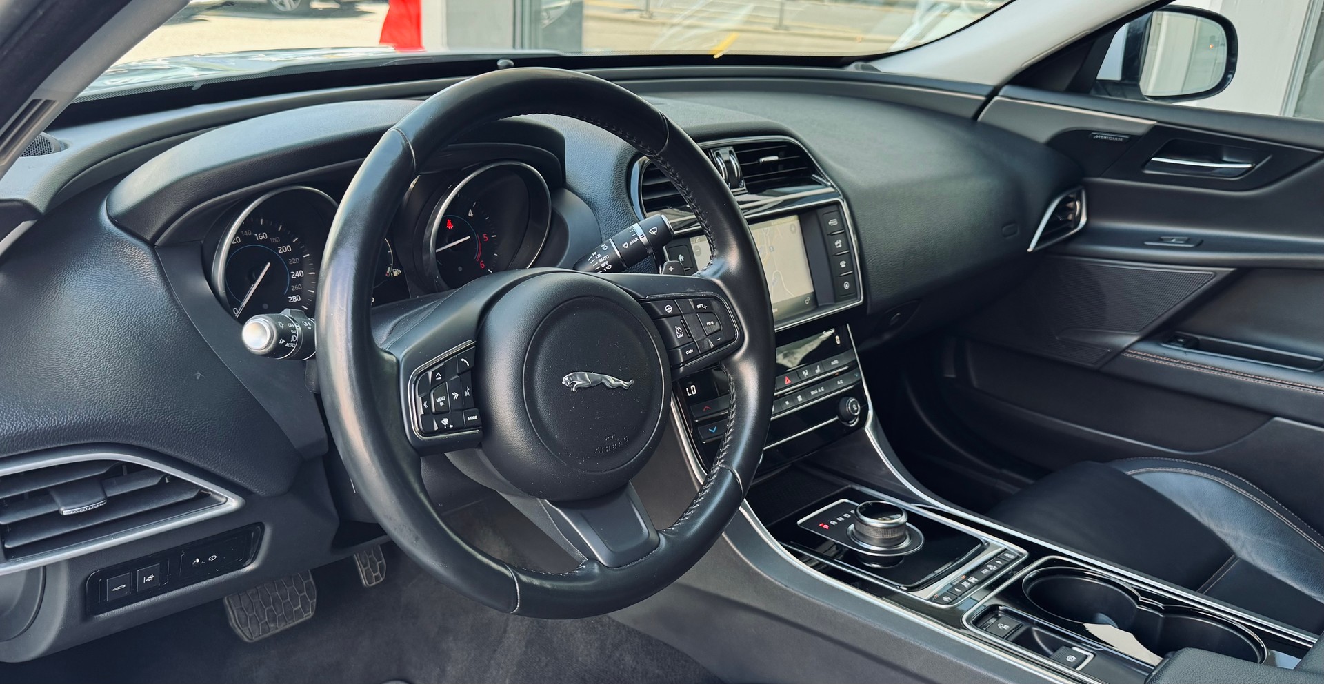 JAGUAR XE 20d Automat AWD-image-6