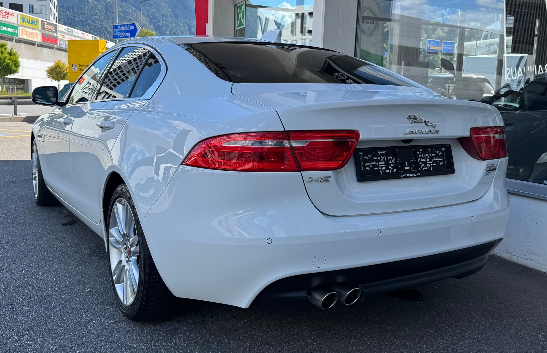 JAGUAR XE 20d Automat AWD-image-3