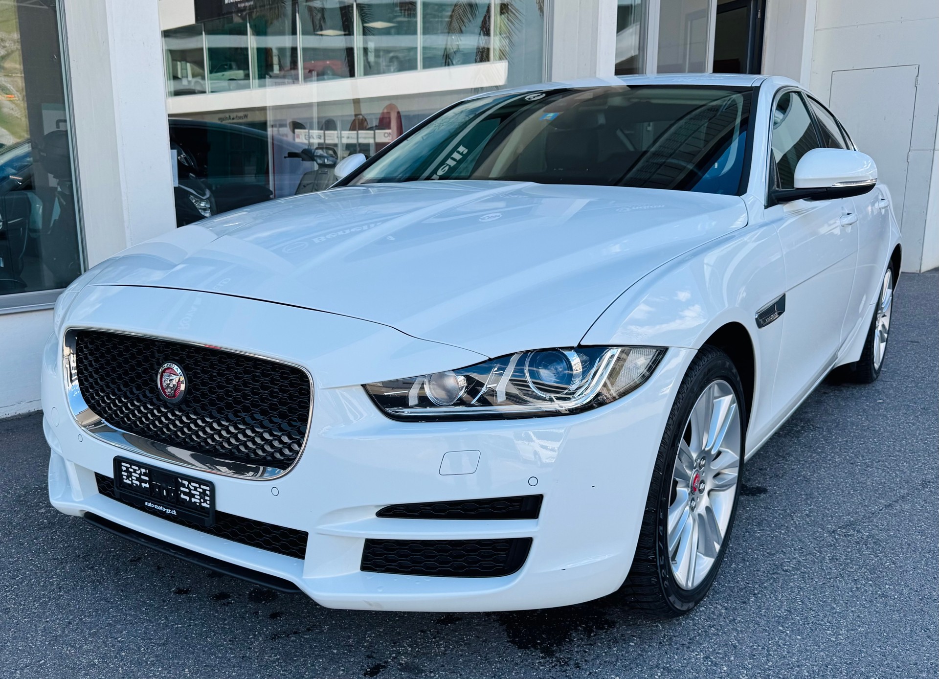 JAGUAR XE 20d Automat AWD-image-5