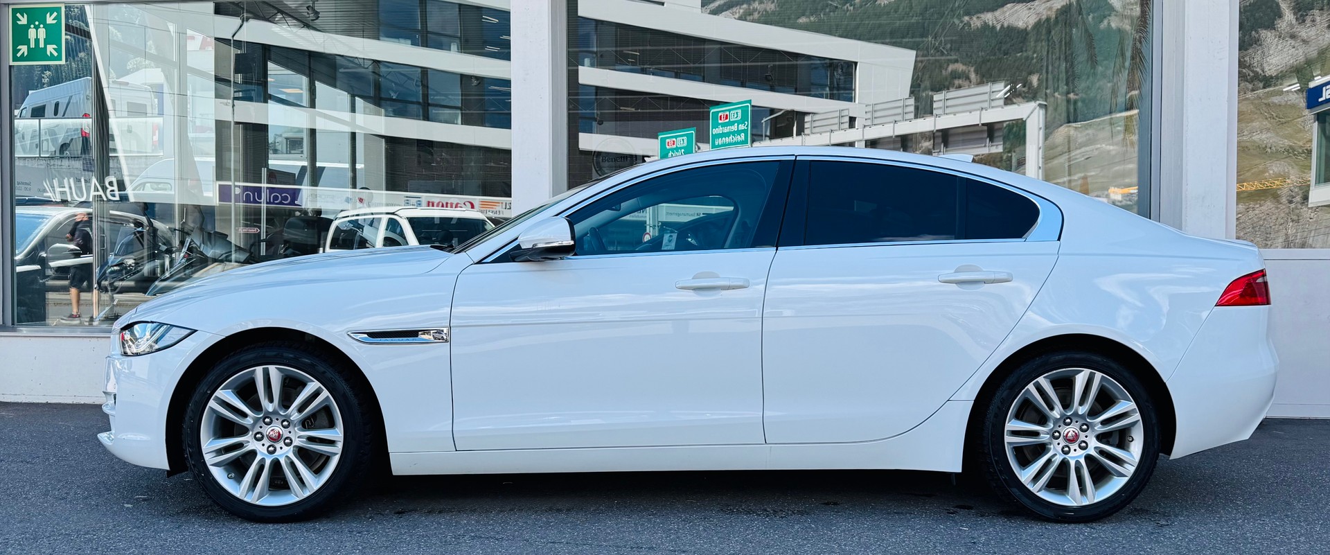 JAGUAR XE 20d Automat AWD-image-2