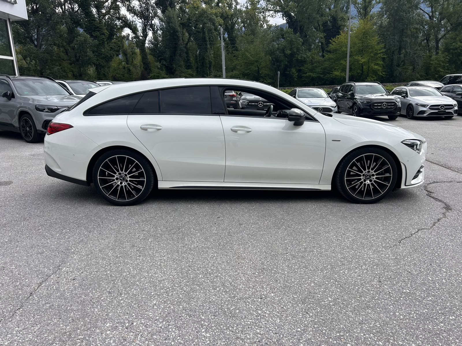 MERCEDES-BENZ CLA Shooting Brake 250 4Matic 7G-DCT AMG Line-image-4