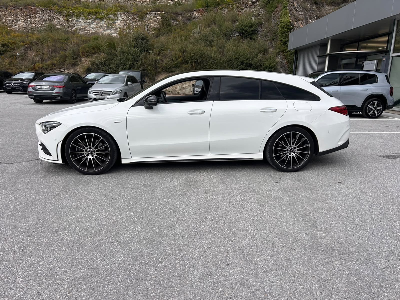 MERCEDES-BENZ CLA Shooting Brake 250 4Matic 7G-DCT AMG Line-image-1
