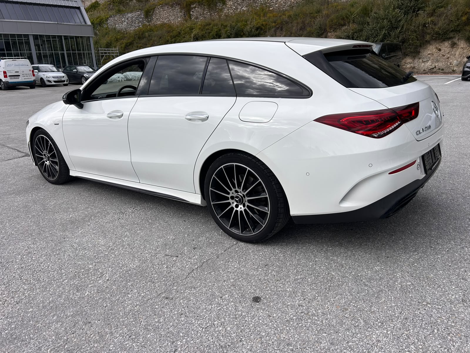 MERCEDES-BENZ CLA Shooting Brake 250 4Matic 7G-DCT AMG Line-image-2