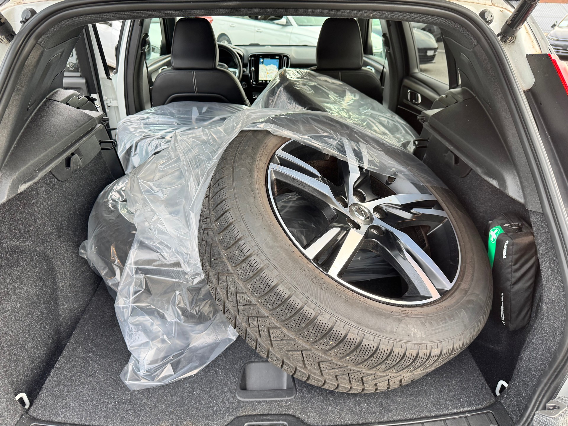 VOLVO XC40 B4 Benzin Mild Hybrid AWD R-Design Geartronic GARANTIE 2 ans 🇨🇭-image-15