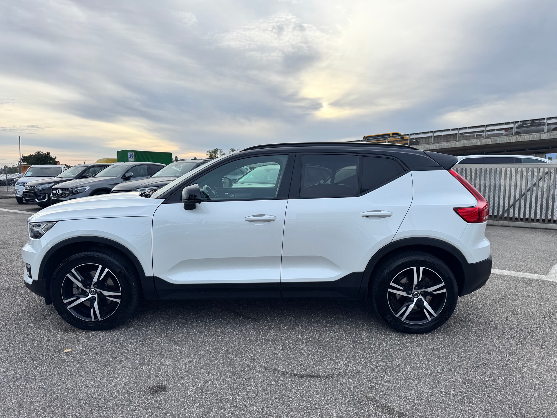 VOLVO XC40 B4 Benzin Mild Hybrid AWD R-Design Geartronic GARANTIE 2 ans 🇨🇭-image-2