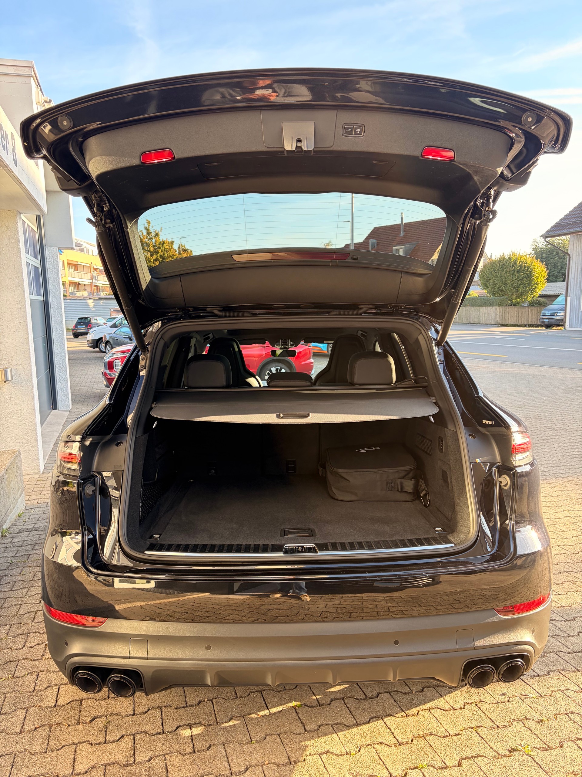 PORSCHE Cayenne E-Hybrid-image-3